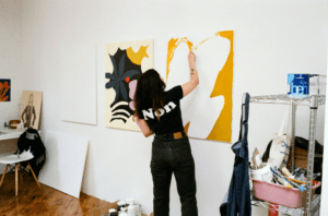 Marleigh Culver pintando en su casa 